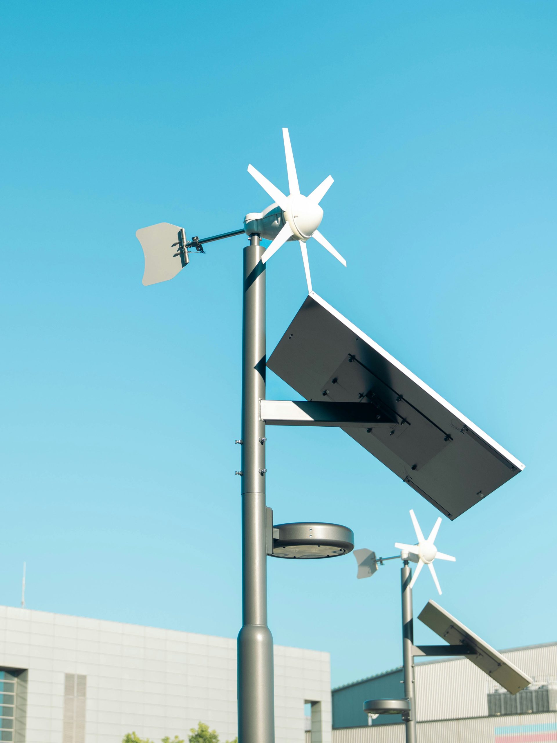 Farola con panel solar y aerogenerador