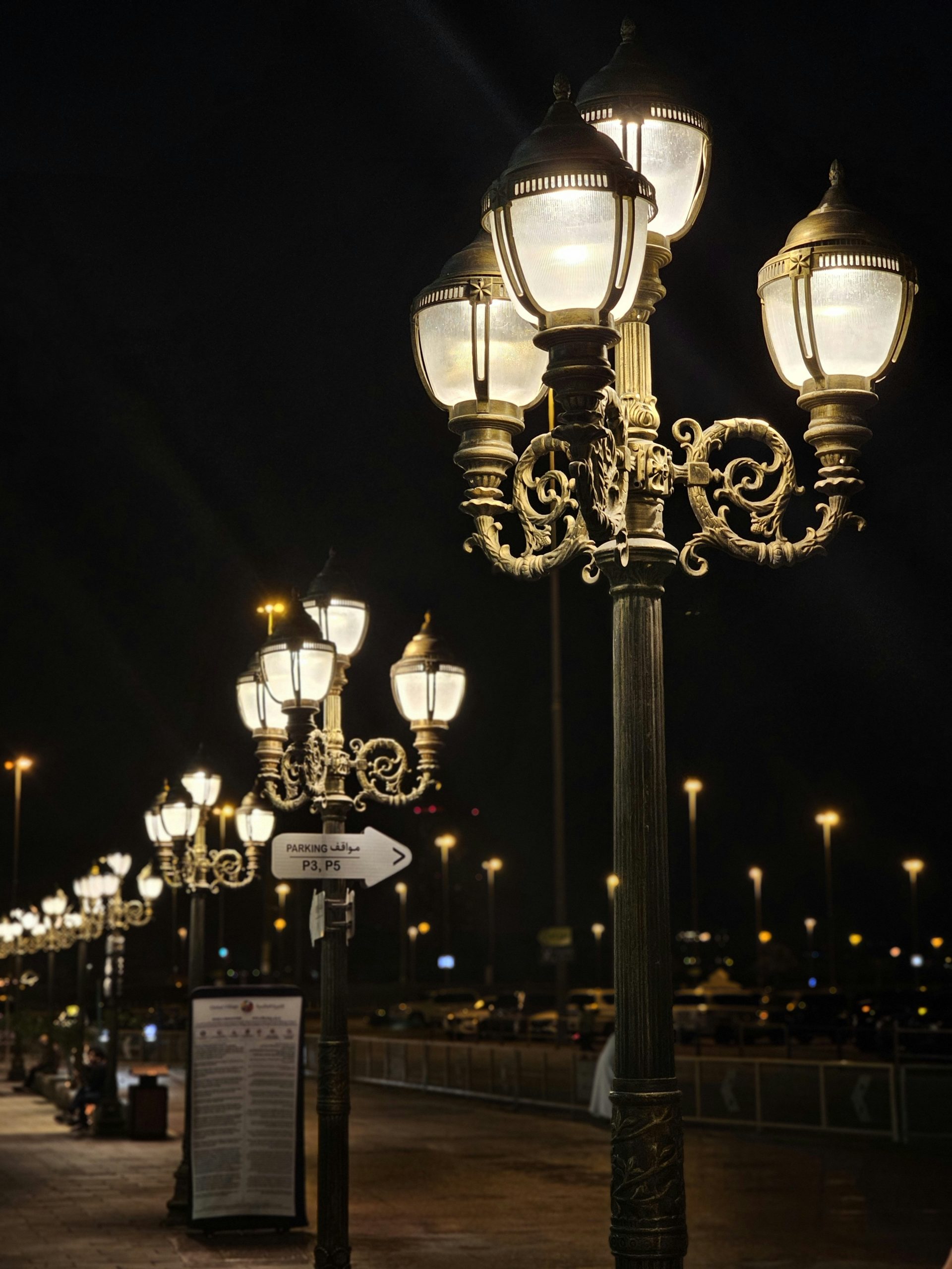Un poste de luz con un montón de luces encima
