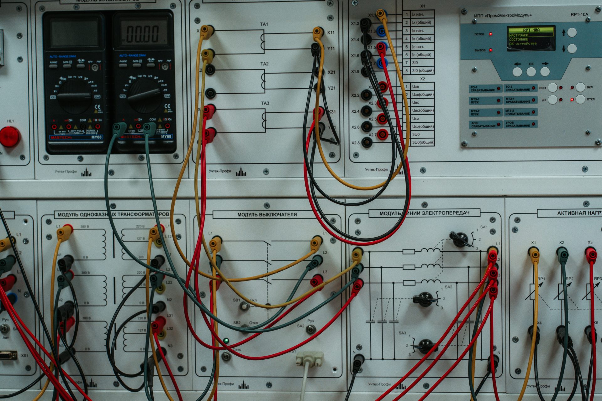 Un montón de cables y otros equipos eléctricos