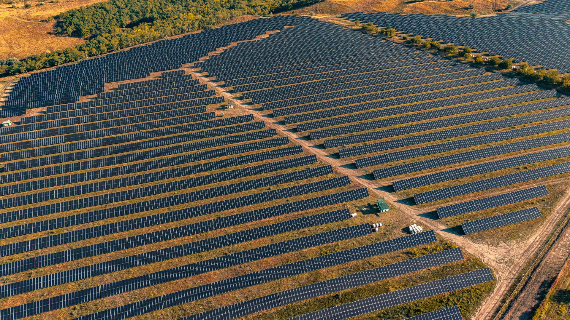 Gran parque de paneles solares bajo un cielo otoñal