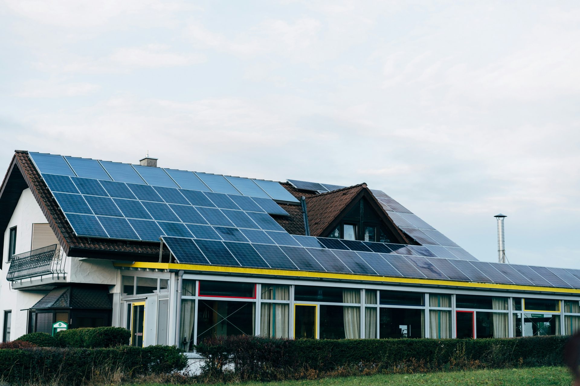 una casa con paneles solares en el techo